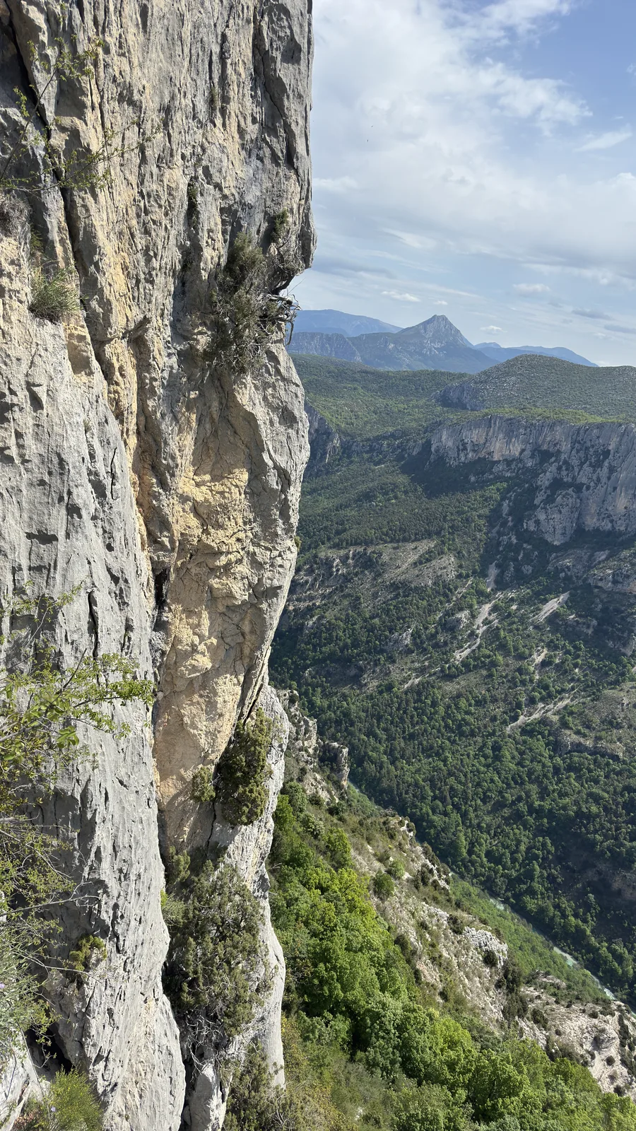 Paroi sommitale au lever du jour, lumière rasante