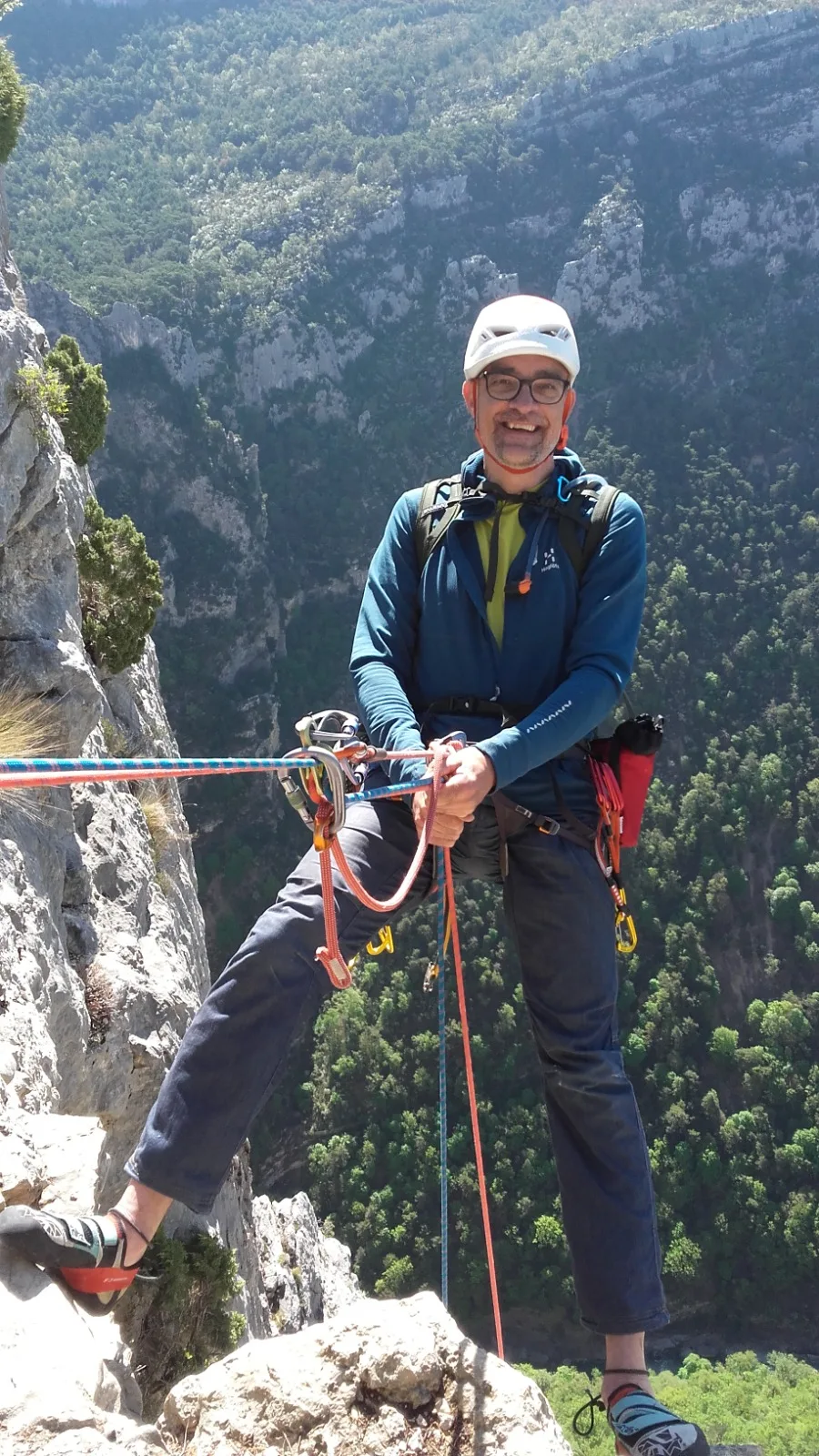 Portrait grimpeur souriant au relais Verdon