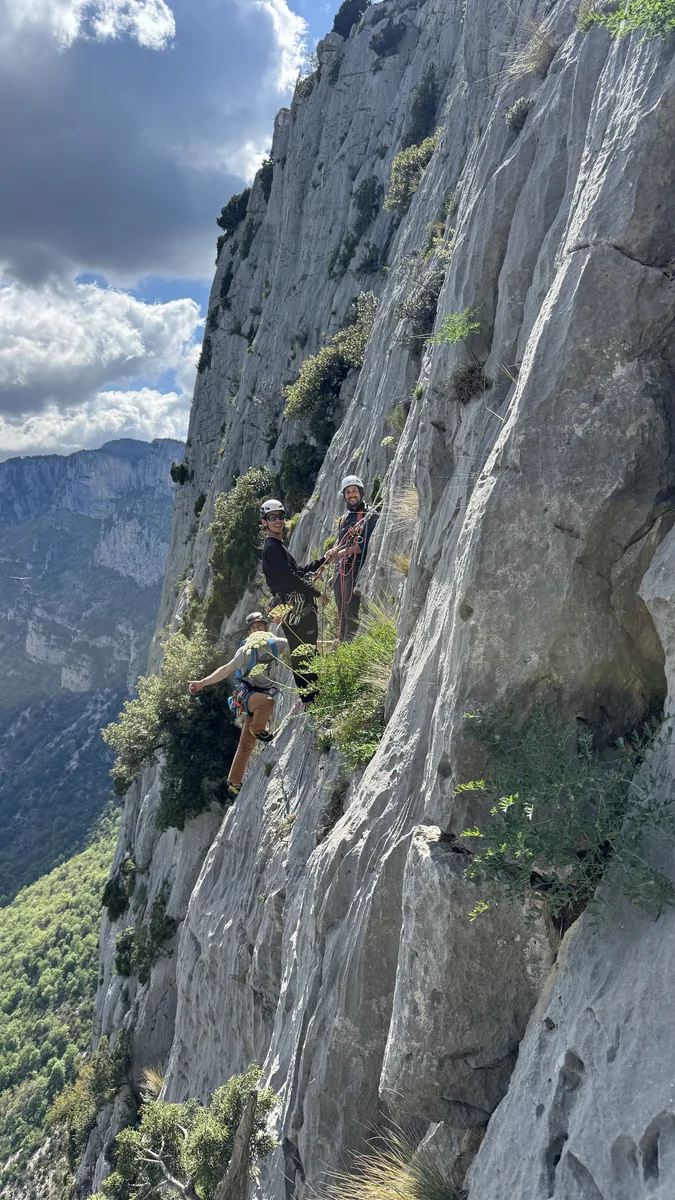 Cordée de trois grimpeurs sur vire au-dessus du Verdon