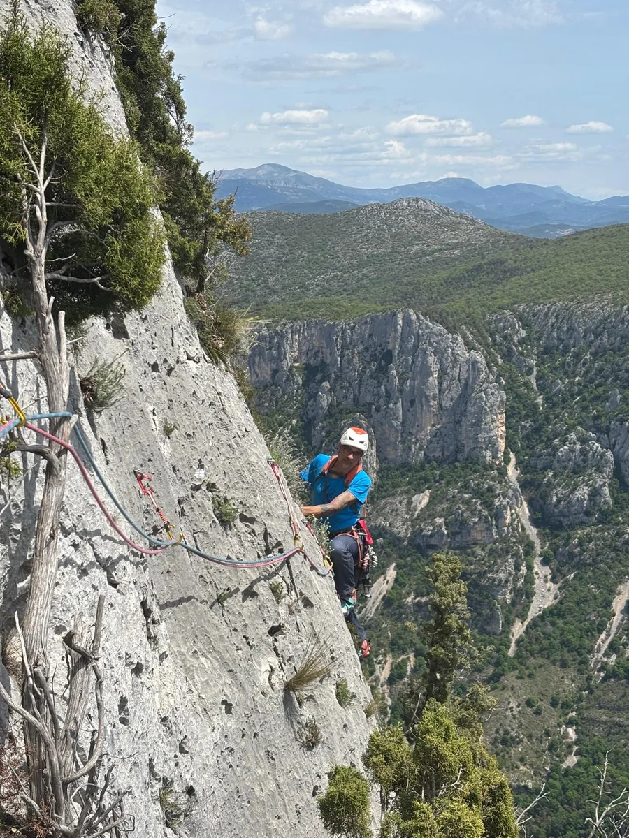 Leader en tête sur paroi calcaire, dégaines sur le baudrier