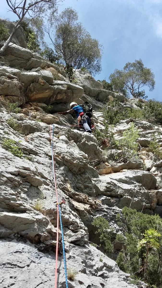 Leader en terrain d'aventure sur paroi semi-équipée