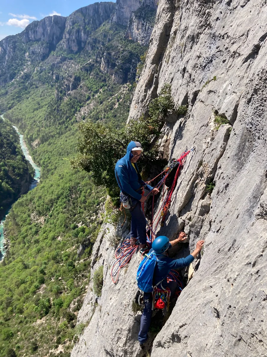 Relais en gorge du Verdon, corde rangée et matériel en place