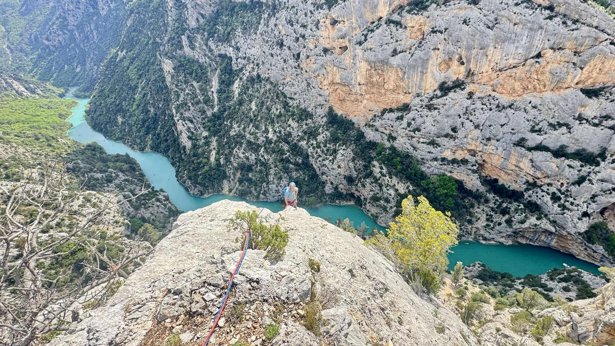 Vue plongeante depuis sommet de grande voie sur Verdon