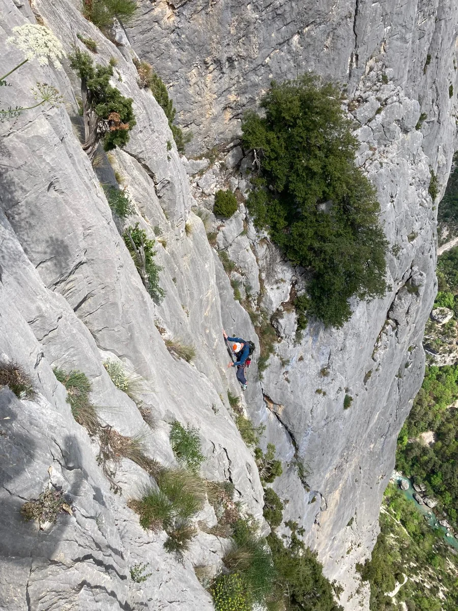 Vue plongeante depuis sommet de grande voie sur grimpeur