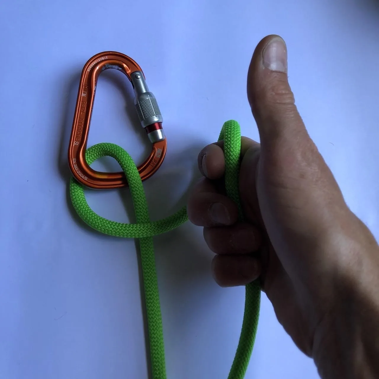 3. Relever la main pouce en haut, créant ainsi une ganse