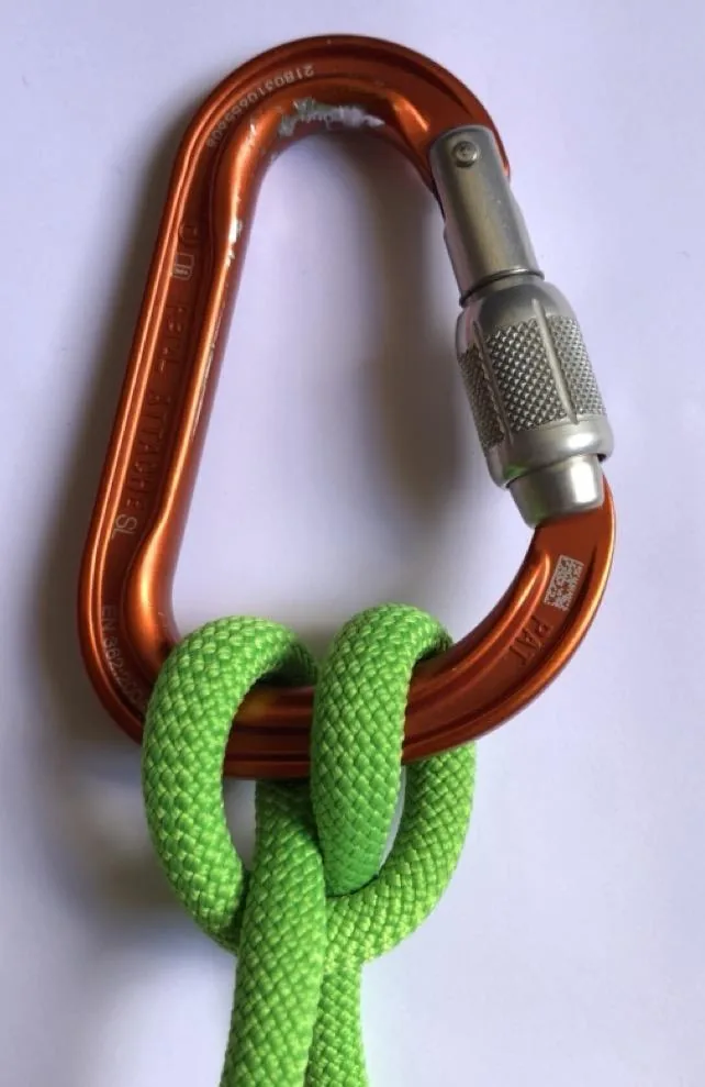 3. Clipper les deux ganses d’un coup avec un mousqueton à vis et serrer chaque brin.