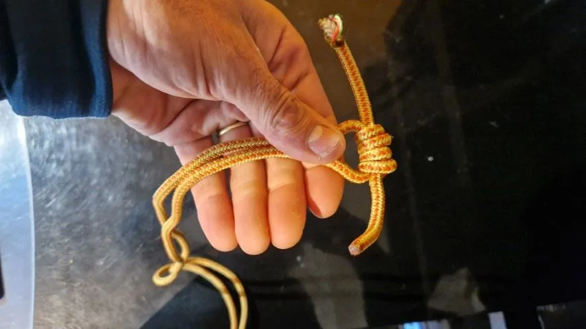 1. Maintenir la cordelette après le nœud, prendre une longeur de 4 doigts à peu près