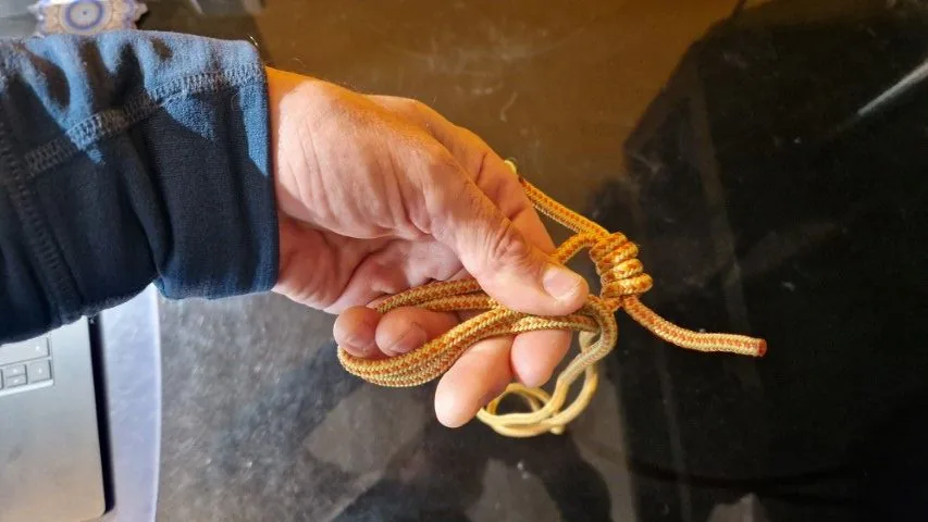 2. Et ramener le reste de la corde dessus pour constituer une boucle