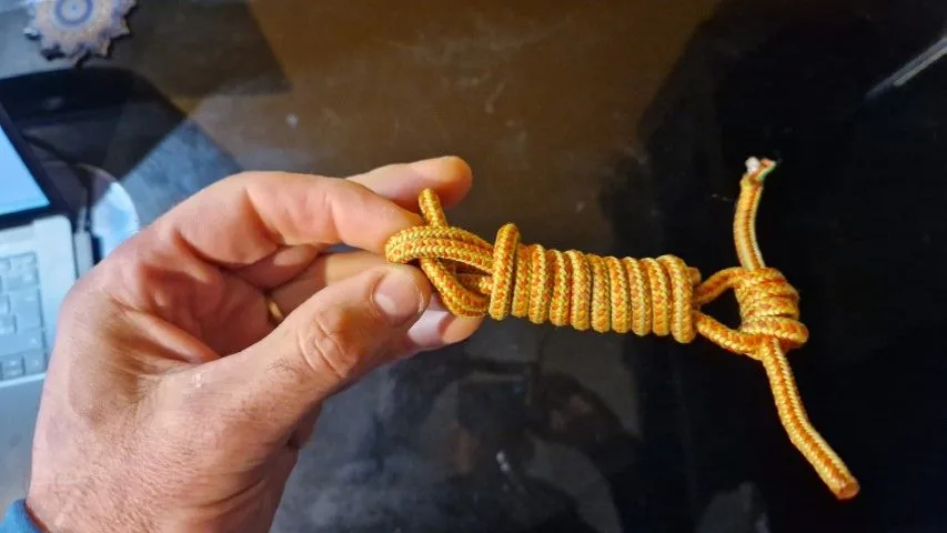 4. Et une fois arrivé à la fin de la boucle, on passe le restant en main dans la boucle et on tire dessus pour serrer l’ensemble