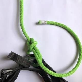 8. Le nœud de chaise n’est pas fini pour l’encordement !!! Il faut faire un nœud d’arrêt.