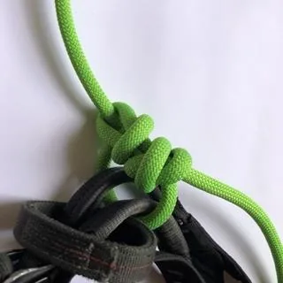 12. Serrez bien ce nœud contre le nœud de chaise !
