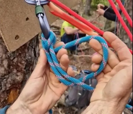 1. faire une boucle vers le haut avec la corde par derrière la corde en tenant la corde dans le creux de la main
