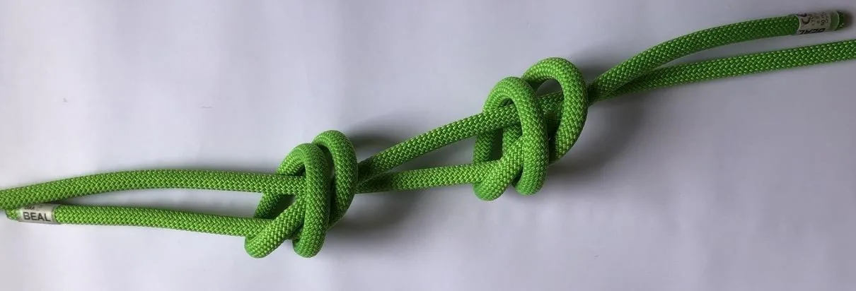 1. Effectuer un demi pêcheur double sur chacune des extrémités.