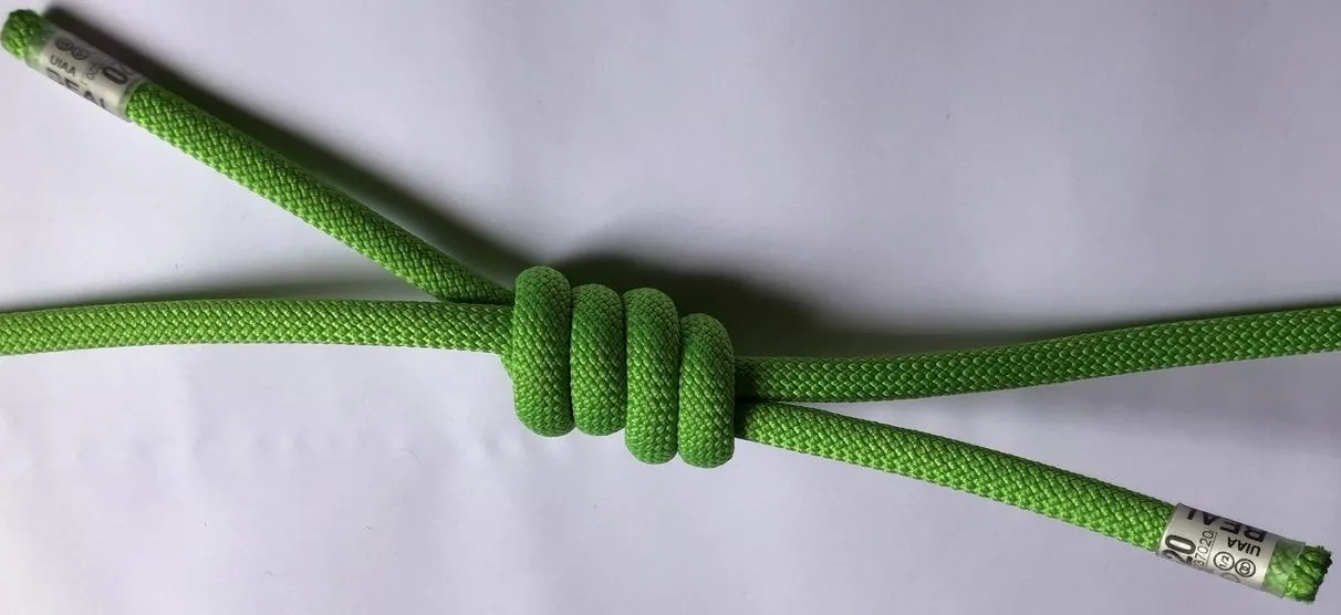 3. Serrer les deux nœuds, l’un contre l’autre. ; Au moins 10 cm doit dépasser le nœud?
