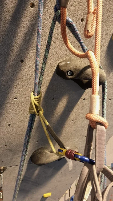 2. Installer un machard français sur les cordes de rappel en faisant des tours bien serrés et le raccorder à son pontet par un mousqueton à vis.