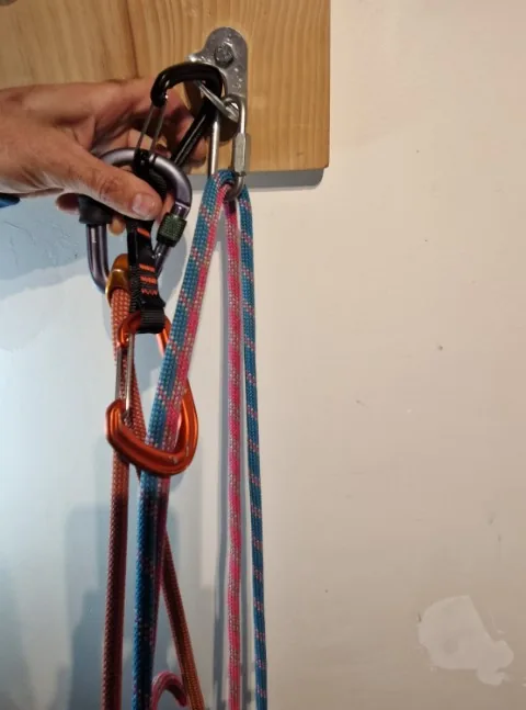 2. Placer le maillon rapide, mais pas devant mais à l’arrière pour ne pas coincer la dégaine et je venir mettre ma corde dans le maillon rapide en le fermant bien derrière