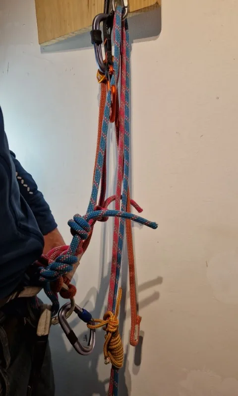 3. Se sécuriser une 2ème fois en faisant un machard sur la corde descendante (ce qui permettra en cas de rupture du point d’être retenu au-dessous lors de la descente). Le fixer directement sur le pontet