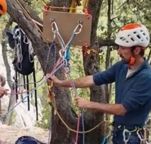 1. Le relaiss est le point de ralliement de la cordée, où les grimpeurs doivent pouvoir se longer en confiance et assurer leur compagnon sur une base solide. Les points clés du relaiss : avoir au minimum deux points reliés entre eux et anticiper la possibilité de rupture d’un ancrage. La triangulation permet de répartir la charge entre les ancrages.