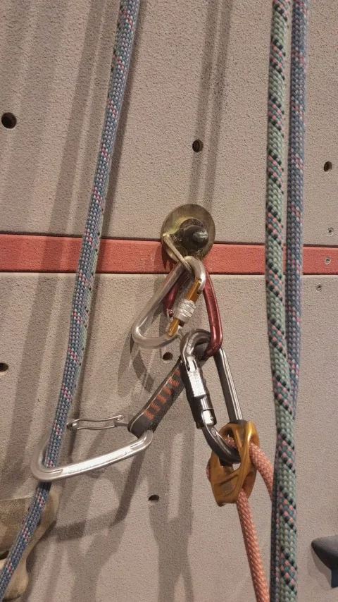 3. Mettre un mousqueton sur le même point que la dégaine, au-dessus de la dégaine.