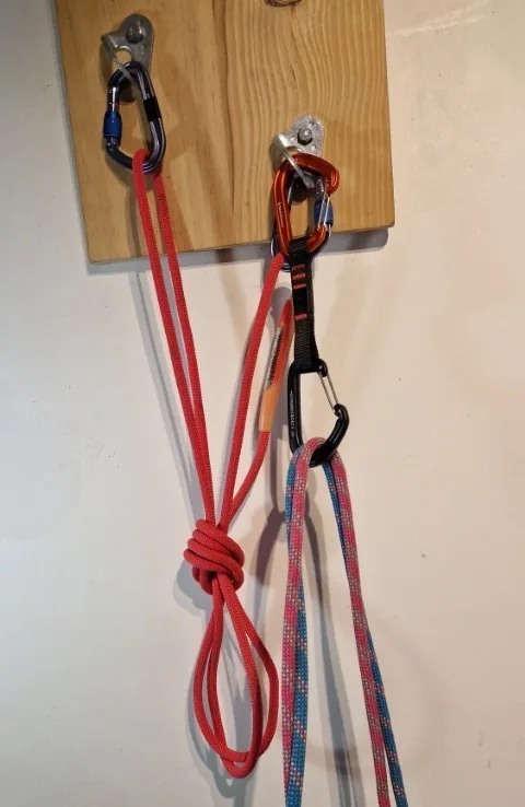 2. Installer une sangle dynaloop entre les 2 points et faire un nœud simple pour avoir une triangulation avec un bon angle