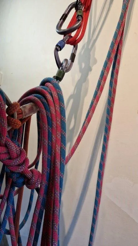 6. Ranger le surplus de corde sur sa longe ou mieux en fabricant un déversoir à corde (cf)