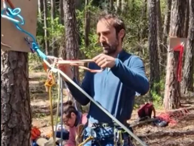 1. Sur un mousqueton à vis au relaiss, placer une sangle de 120 avec une tête d'alouette. Couture en haut pour éviter au maximum les frottements