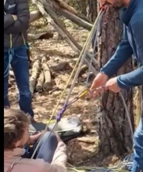 2. Installer un mousqueton à vis dans l’auto bloquant et y venir reprendre le brin de mouflage en sorti de reverso