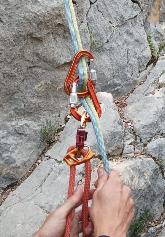 Le bicéphale est un système de descente réalisé avec 2 mousquetons HMS permettant de remplacer le reverso dans cette situation.