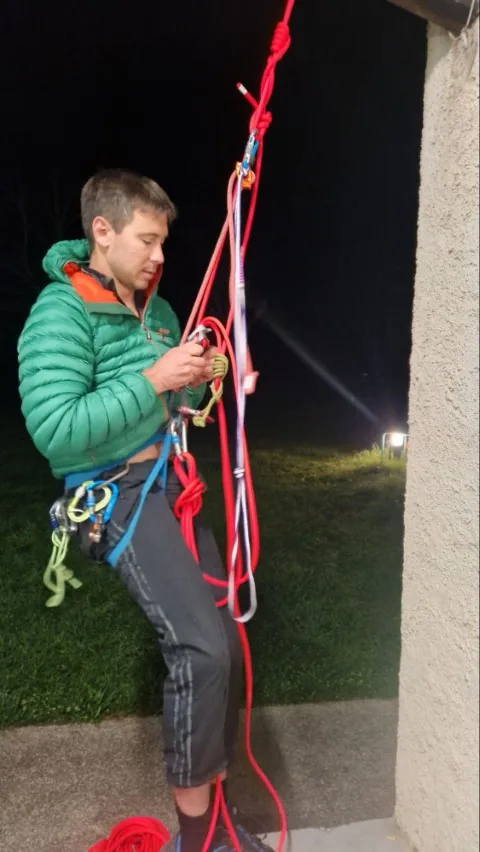 Improviser une remontée sur corde sans cordelette en utilisant la corde elle même