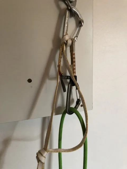 3. Faire un nœud simple au milieu de la sangle.
